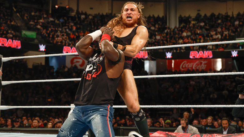 Pete Dunne chokes R-Truth