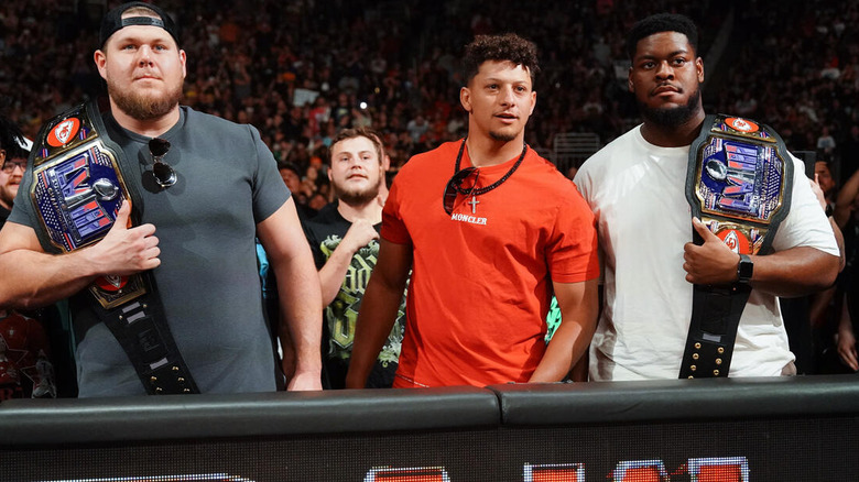 Patrick Mahomes with his linemen