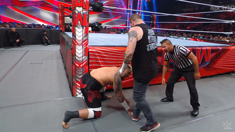 Owens stepping on Sikoa's hand