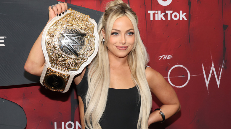 Liv Morgan sosteniendo el Campeonato Mundial Femenil WWE