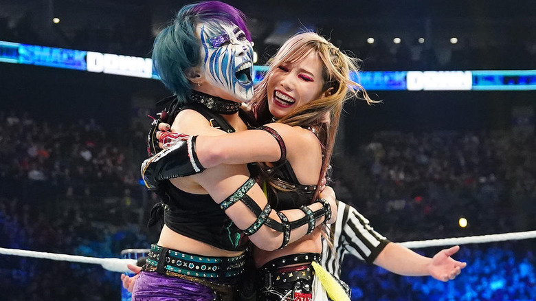 Asuka embraces Kairi Sane