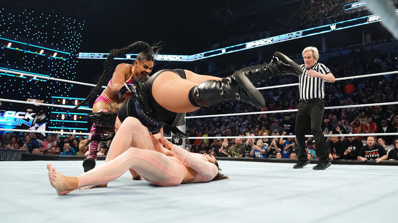 Bianca Belair hits a KOD on Piper Niven, dropping her on top of Chelsea Green on "WWE SmackDown"