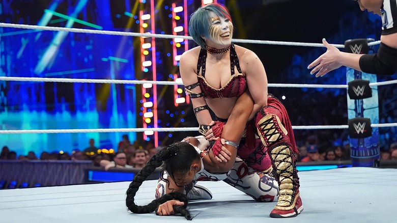 Asuka grapples Bianca Belair