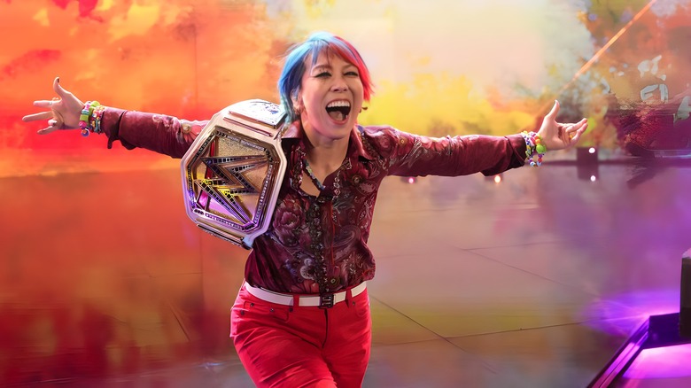 Asuka with arms wide