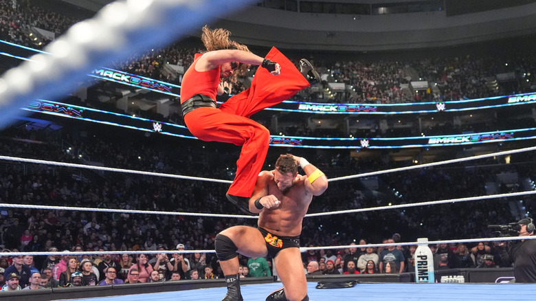 Shinsuke Nakamura delivering a kinshasa