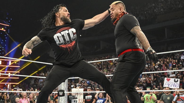 Roman Reigns punching Solo Sikoa