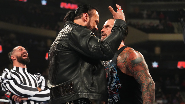 Drew McIntyre y CM Punk se enfrentan mientras Seth Rollins se ríe a carcajadas