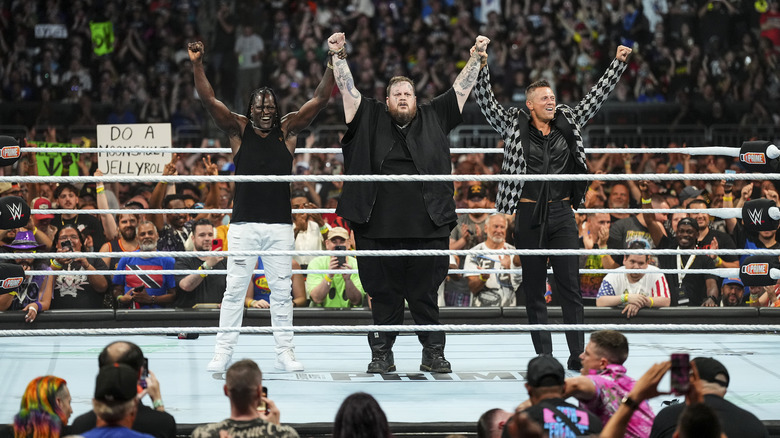 Jelly Roll celebra con The Miz y R-Truth