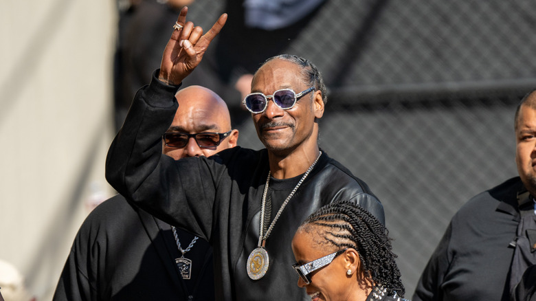 Snoop Dogg throws a rock sign