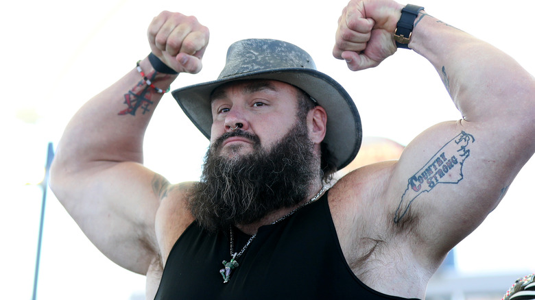 Braun Strowman flexes while wearing a cowboy hat