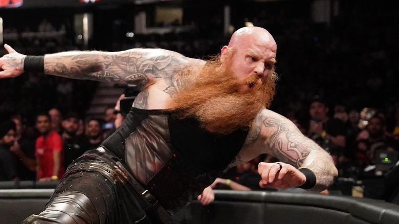 Erick Rowan falling to his left