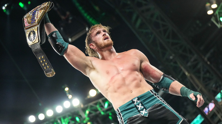 Logan Paul posing with the US title