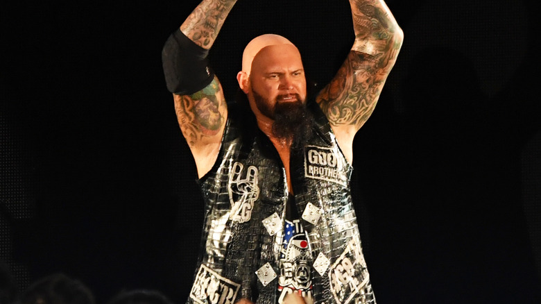 Luke Gallows posing